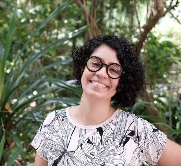 Entrevista com Manuella Reale sobre sua pesquisa com os passageiros leitores no Metrô de São Paulo